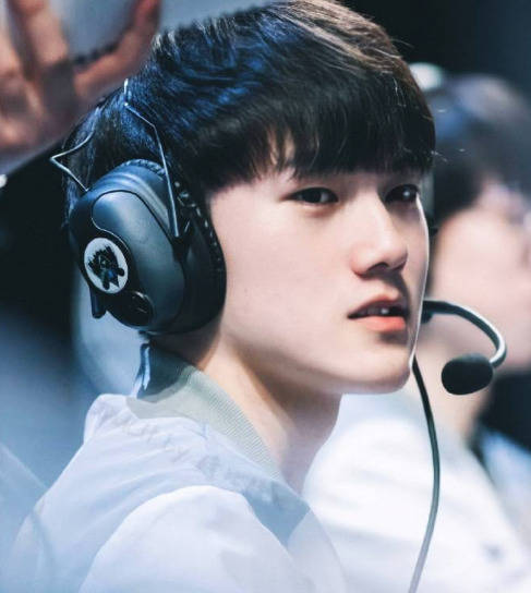 宁王观看了Quesanti的极限拉扯： rookie 被他的终极技能阻挡， TS 再也撑不住了，真是 TS ！